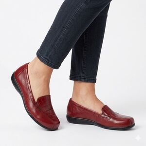 Rich Crimson Burgandy Elegance: Clarks Leather Croc-Embossed Loafers Size 9.5